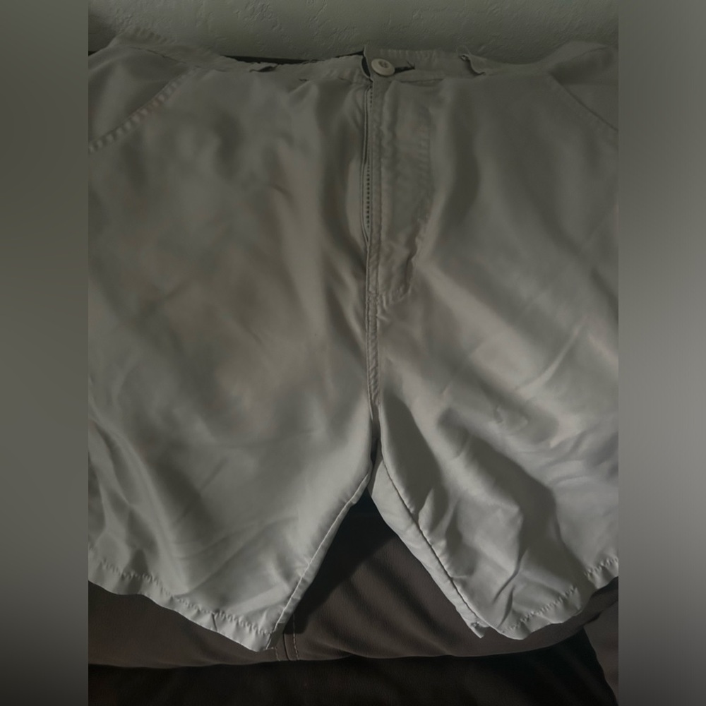 Men’s beige cargo shorts